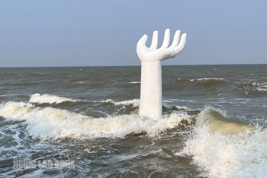 Hình ảnh bất ngờ về những bàn tay khổng lồ ở biển Thanh Hóa khi thủy triều lên cao - Ảnh 7.
