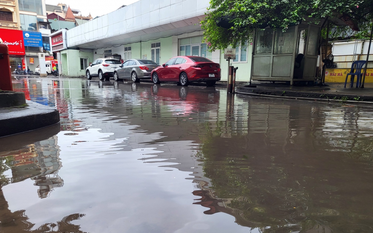 Nhiều tuyến phố ở Hà Nội lại ngập sau cơn mưa lớn đầu mùa - Ảnh 2.