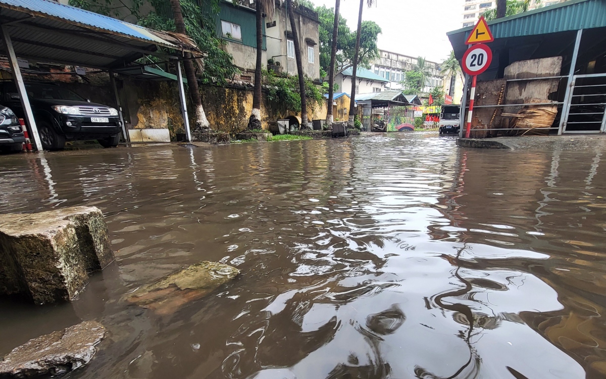 Nhiều tuyến phố ở Hà Nội lại ngập sau cơn mưa lớn đầu mùa - Ảnh 3.