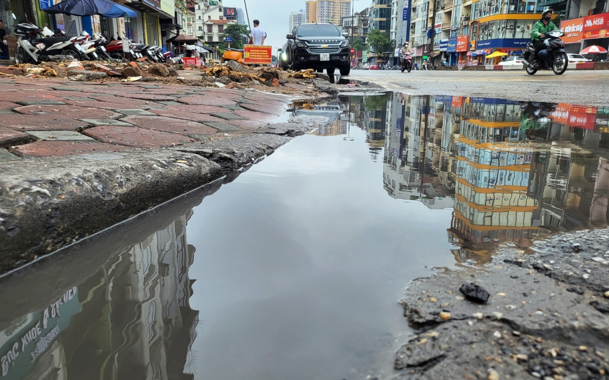 Nhiều tuyến phố ở Hà Nội lại ngập sau cơn mưa lớn đầu mùa - Ảnh 5.