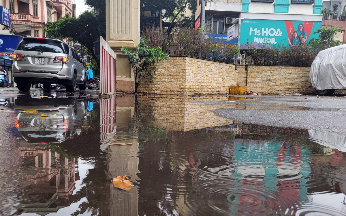 Nhiều tuyến phố ở Hà Nội lại ngập sau cơn mưa lớn đầu mùa - Ảnh 6.