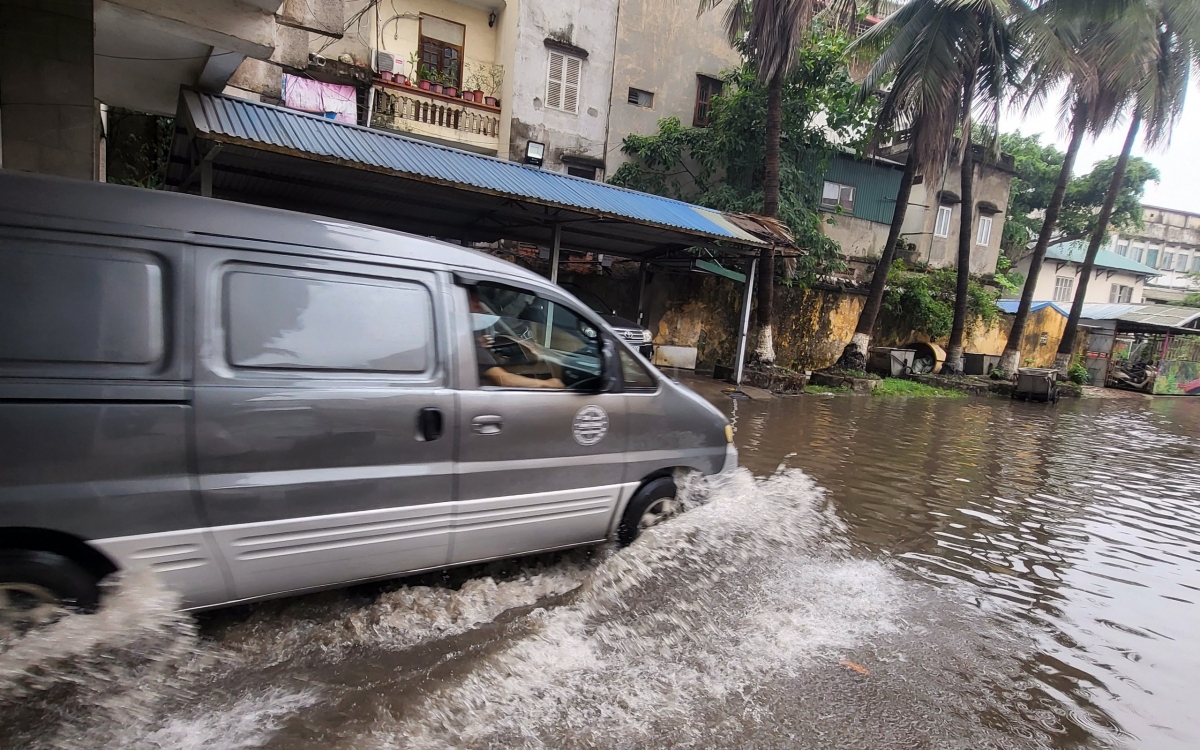 Nhiều tuyến phố ở Hà Nội lại ngập sau cơn mưa lớn đầu mùa - Ảnh 4.