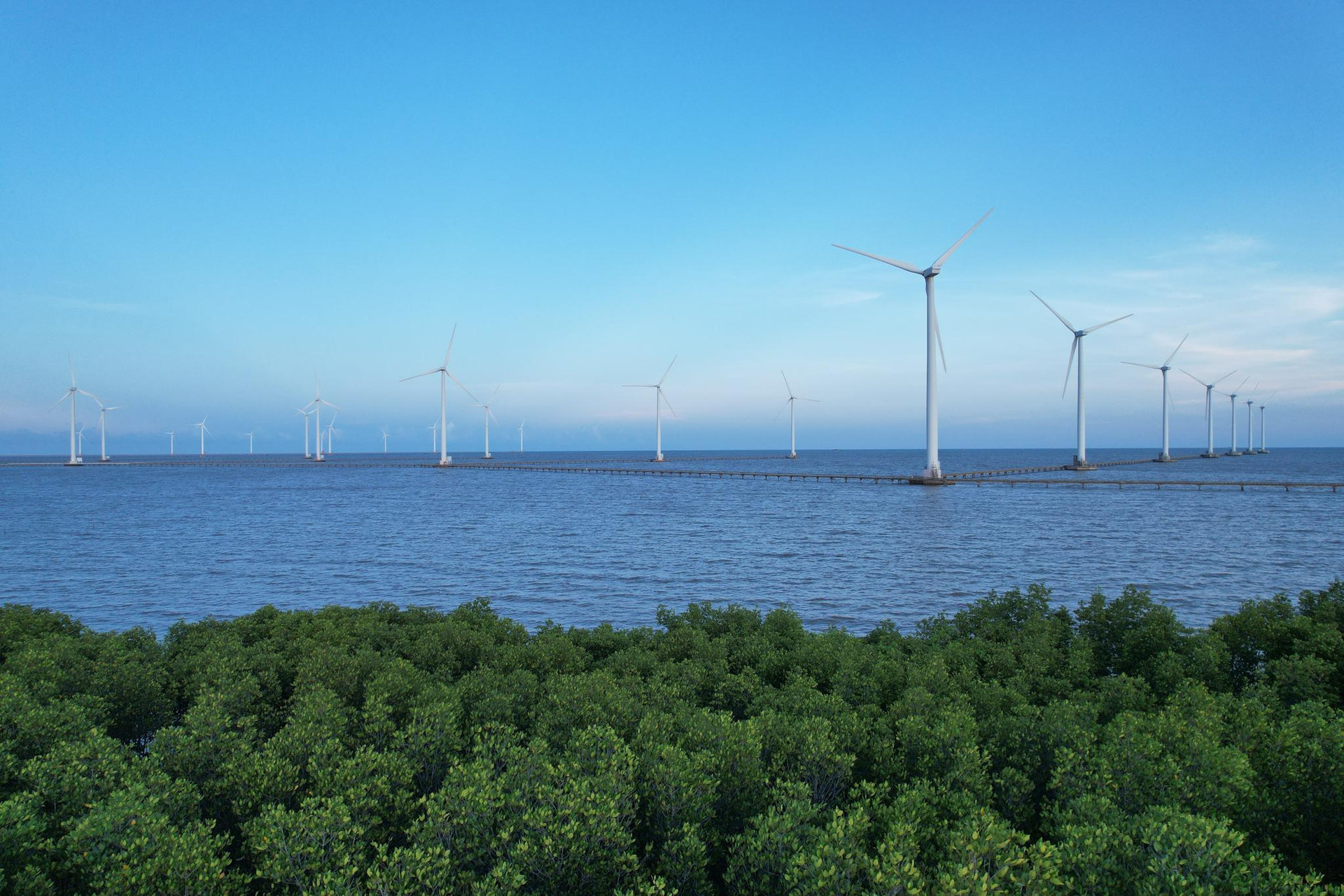 ‏Cận cảnh nhà máy điện gió 5.200 tỷ, lần đầu được xây dựng trên biển ở Việt Nam - Ảnh 1.