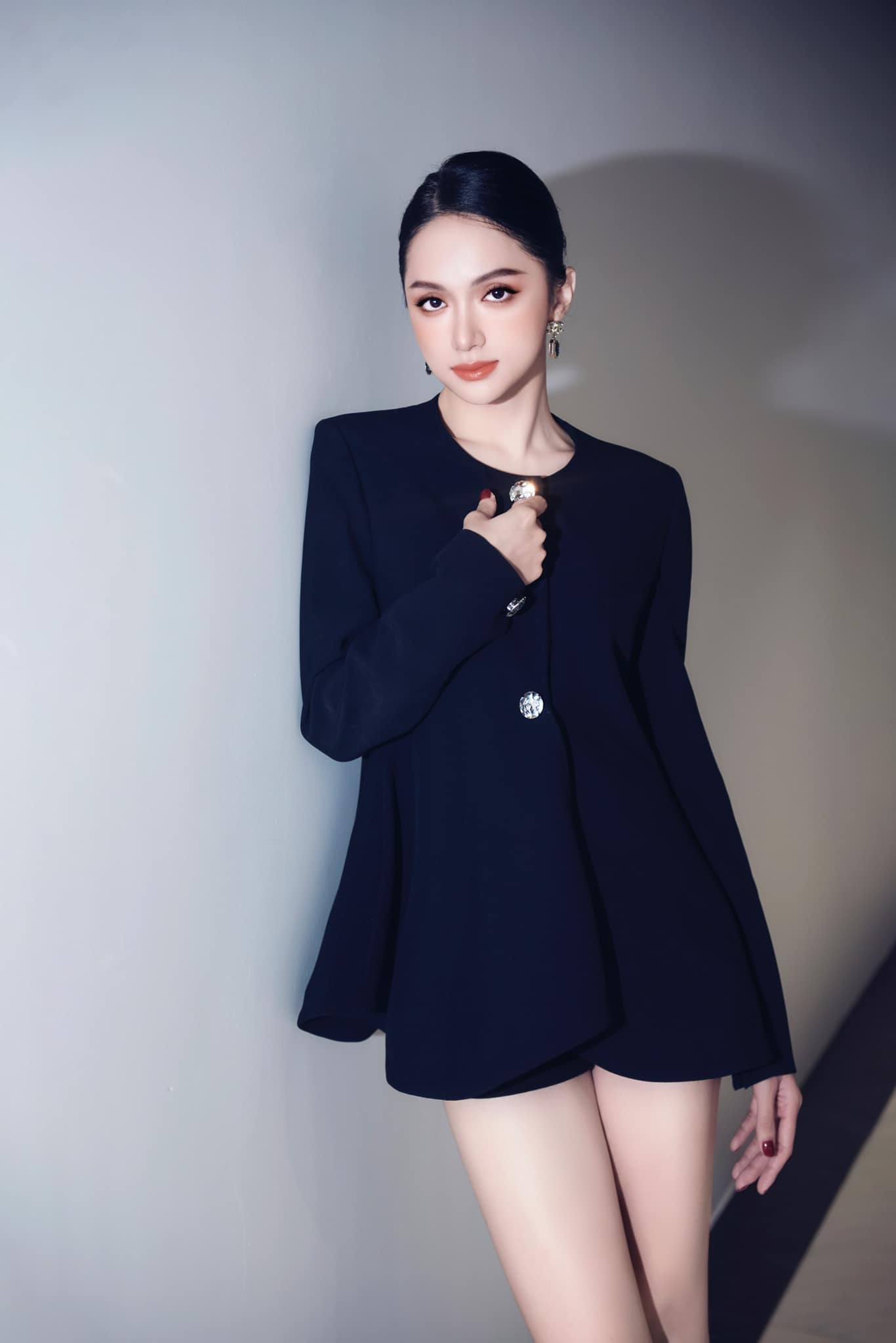 Hoa hậu Hương Giang kiếm tiền siêu giỏi ở tuổi 32: Có công ty giải trí riêng, biệt thự trải dài từ Bắc vào Nam, luôn có 1 thứ &quot;biểu tượng thượng lưu&quot; mang bên mình - Ảnh 1.