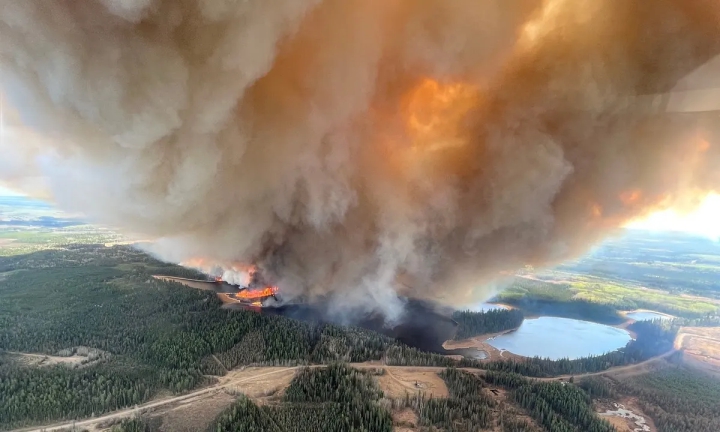 Cháy rừng trên diện rộng, Canada sơ tán hơn 30.000 người - Ảnh 1.