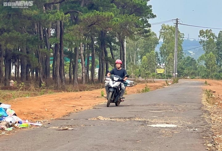 Cận cảnh tuyến đường gần 2km 'vá chằng vá đụp' bằng vải, bao bố ở Gia Lai - Ảnh 8.