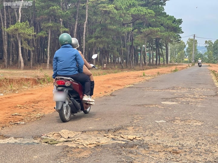 Cận cảnh tuyến đường gần 2km 'vá chằng vá đụp' bằng vải, bao bố ở Gia Lai - Ảnh 4.