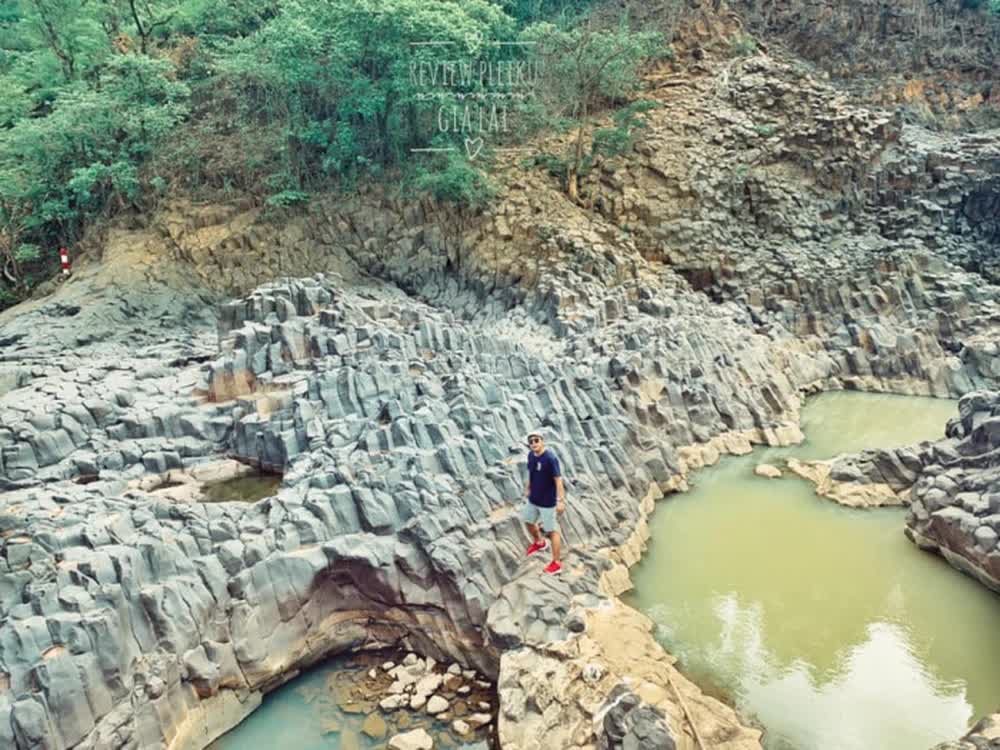 Phát hiện bãi đá cổ triệu năm khi xây thủy điện ở Gia Lai, dân mạng xôn xao trước điểm đến độc lạ - Ảnh 1.
