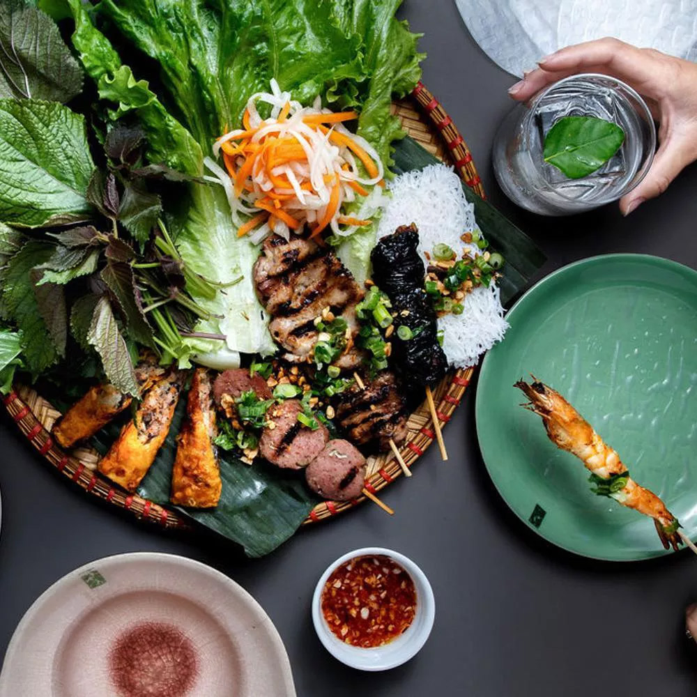 Cẩm nang Michelin hướng dẫn cách thưởng thức món Việt như người địa phương - Ảnh 2.