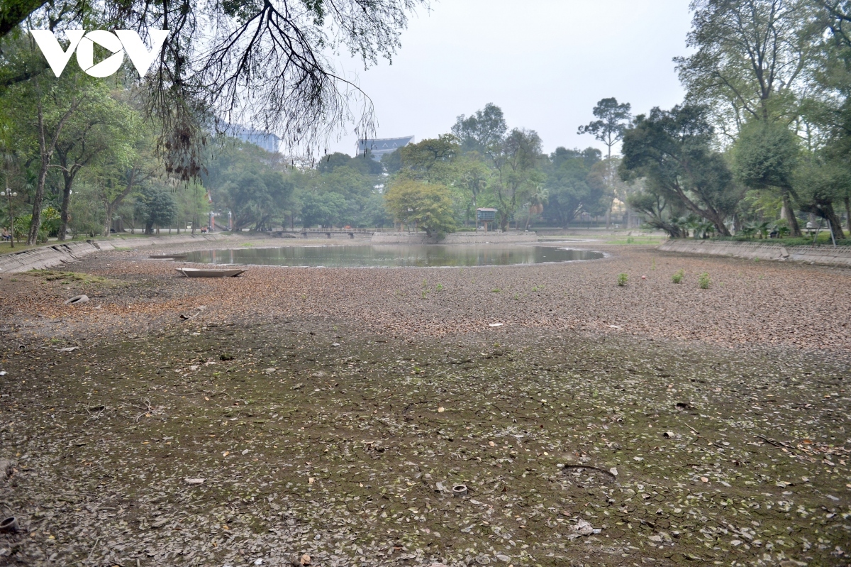 Cận cảnh sông, hồ ở Hà Nội cạn nước trơ đất cát, sỏi đá... - Ảnh 10.