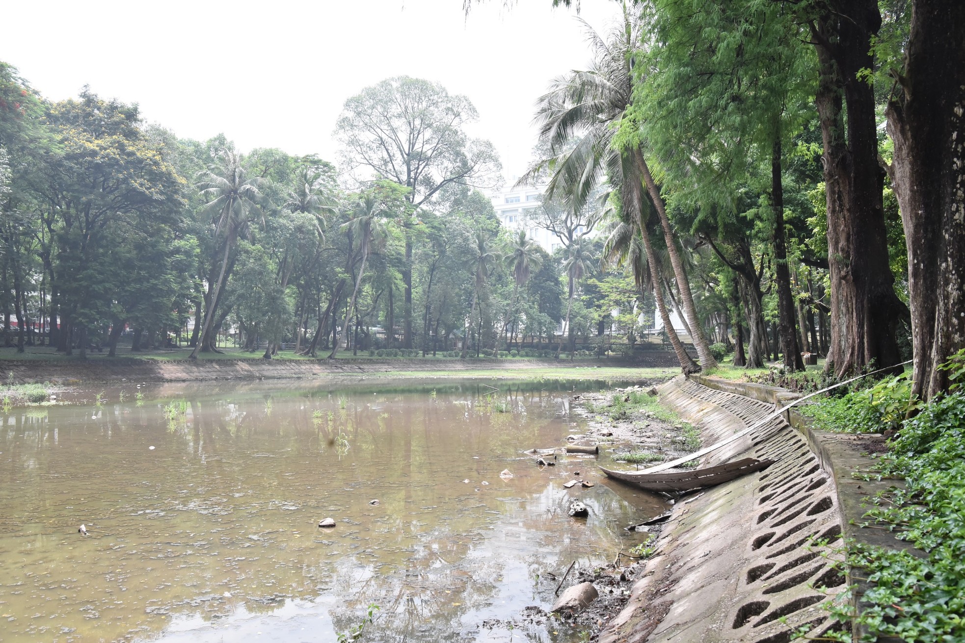 Một số hồ nước ở Hà Nội cạn khô, trơ đáy - Ảnh 9.