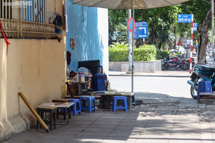 Hà Nội nắng nóng gay gắt, hàng quán vỉa hè 'đói' khách - Ảnh 3.