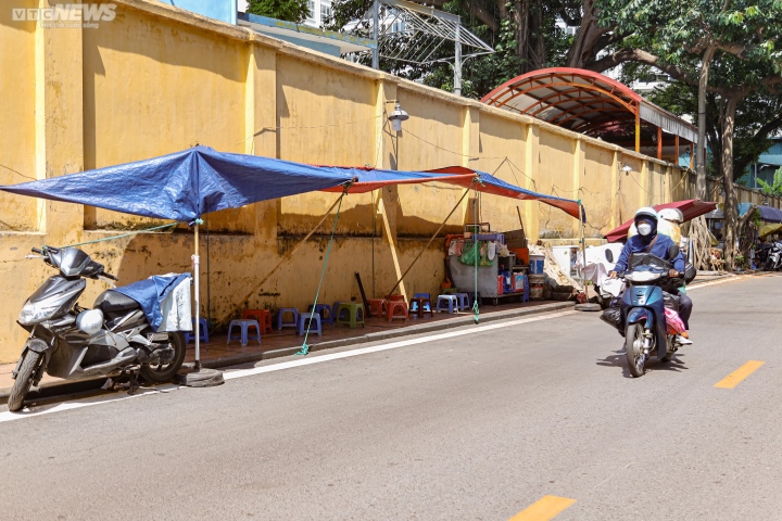 Hà Nội nắng nóng gay gắt, hàng quán vỉa hè 'đói' khách - Ảnh 4.