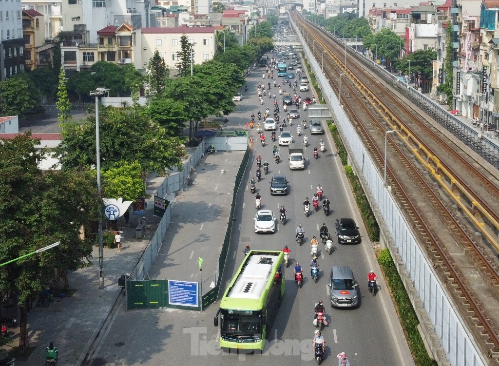 Ùn ứ trong ngày đầu dựng rào thi công trên đường Nguyễn Trãi - Ảnh 1.