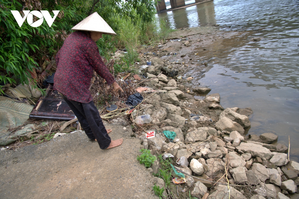 Cận cảnh sông, hồ ở Hà Nội cạn nước trơ đất cát, sỏi đá... - Ảnh 3.
