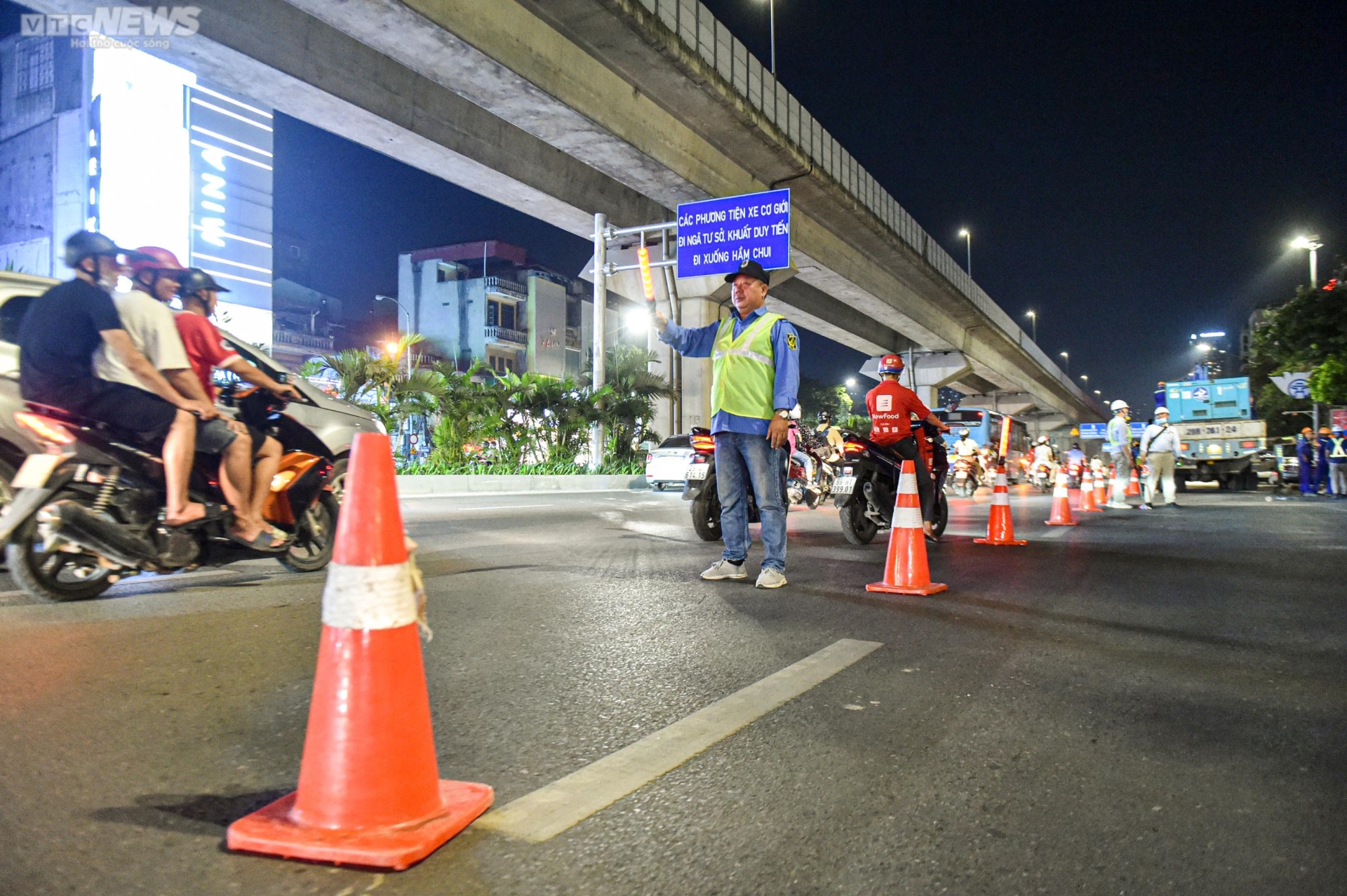 Hà Nội: Xuyên đêm gấp rút dựng 'lô cốt' trên đường Nguyễn Trãi - Ảnh 5.