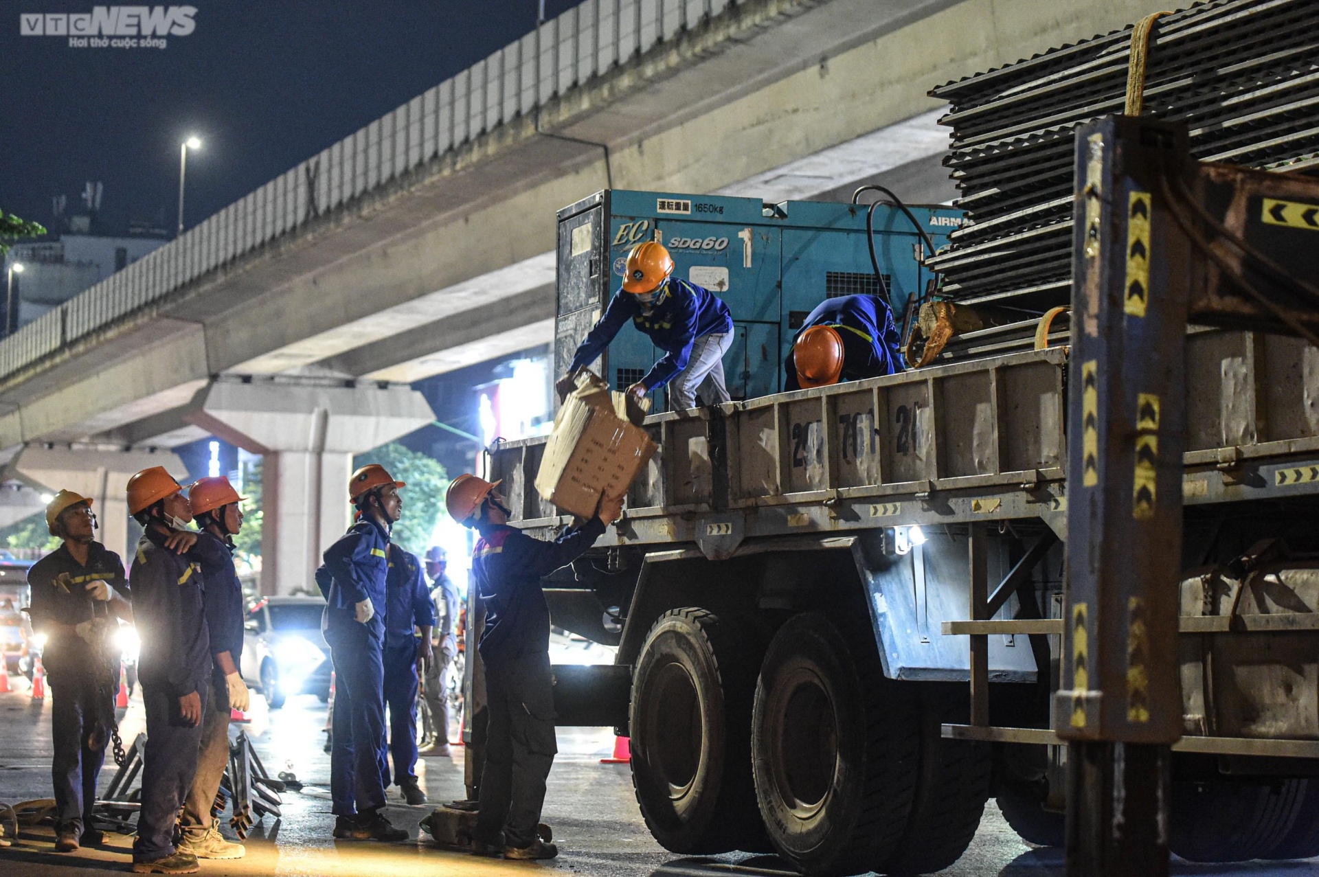 Hà Nội: Xuyên đêm gấp rút dựng 'lô cốt' trên đường Nguyễn Trãi - Ảnh 7.