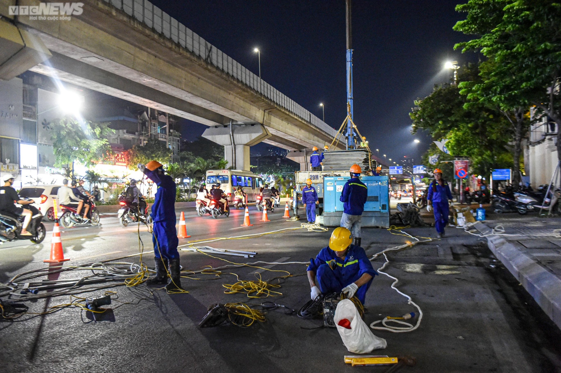 Hà Nội: Xuyên đêm gấp rút dựng 'lô cốt' trên đường Nguyễn Trãi - Ảnh 6.