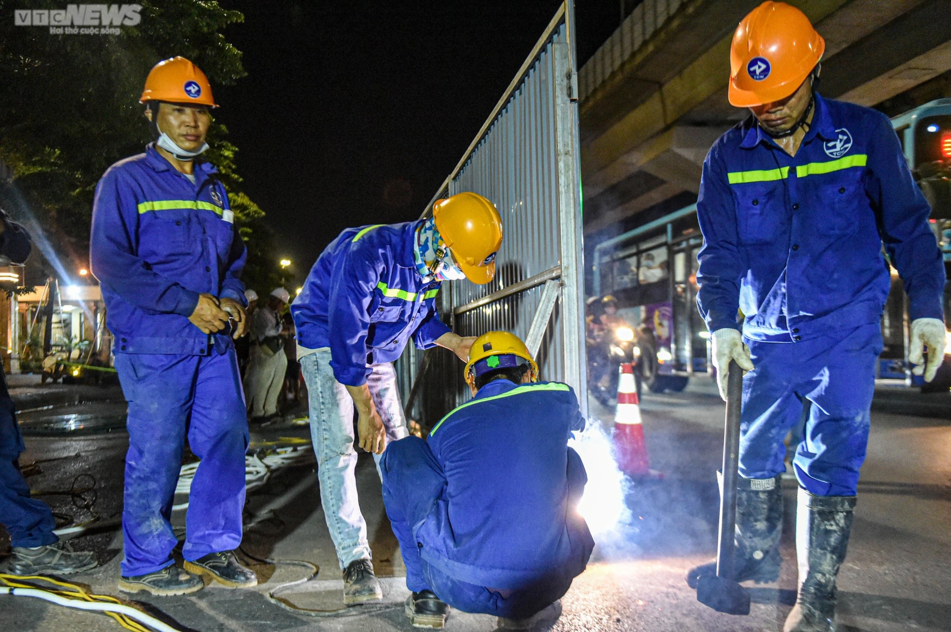 Hà Nội: Xuyên đêm gấp rút dựng 'lô cốt' trên đường Nguyễn Trãi - Ảnh 9.