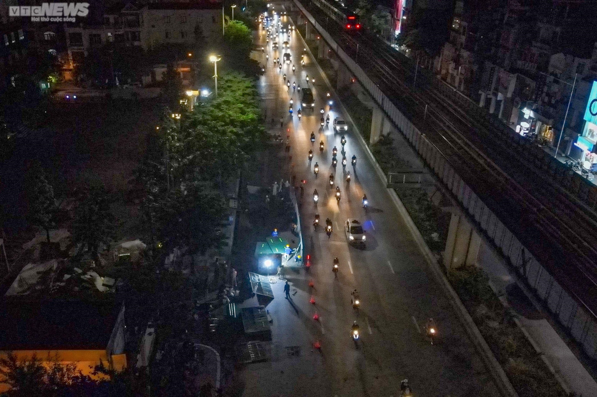 Hà Nội: Xuyên đêm gấp rút dựng 'lô cốt' trên đường Nguyễn Trãi - Ảnh 1.