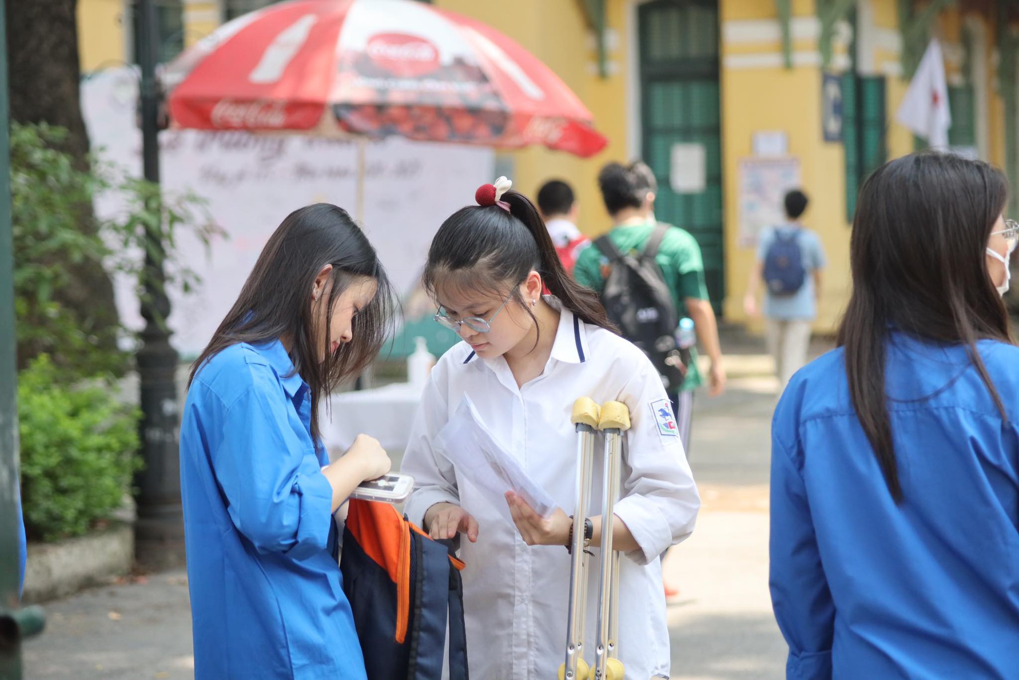 Ngày thi đầu tiên tuyển sinh vào lớp 10 Hà Nội: Phụ huynh dậy từ 4h sáng để chuẩn bị, có thí sinh chống nạn đi thi! - Ảnh 19.