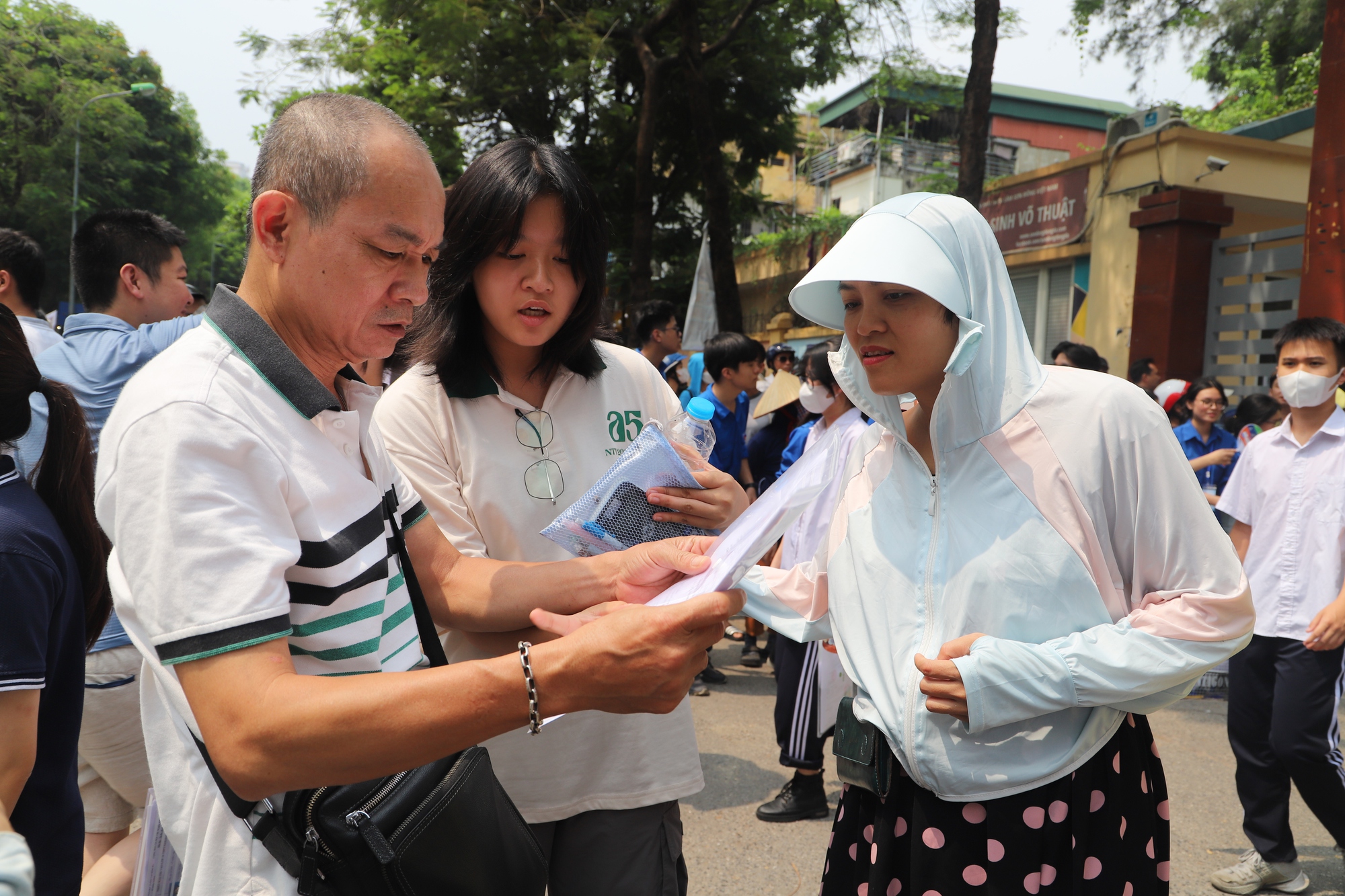 Đề Toán dễ, thí sinh cười tươi vì hoàn thành tốt kỳ thi vào lớp 10 - Ảnh 4.