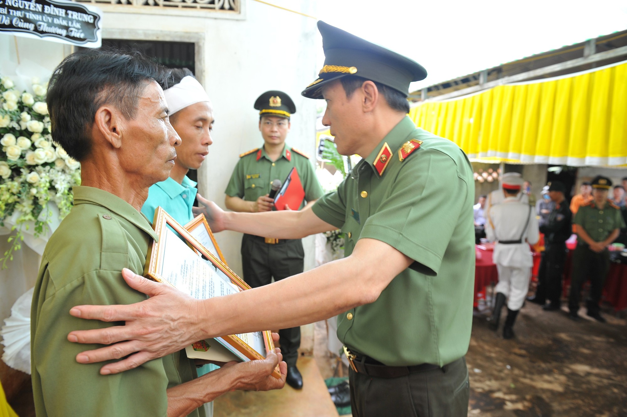 Lãnh đạo Bộ Công an thăm hỏi thân nhân các chiến sĩ công an hy sinh tại Đắk Lắk - Ảnh 2.
