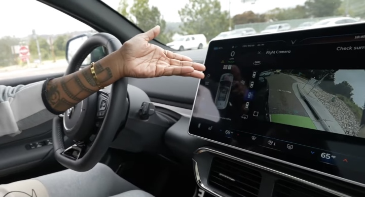Kênh review công nghệ TechMe0ut: Lái xe VF 8 là một trải nghiệm thực sự thú vị - Ảnh 4.
