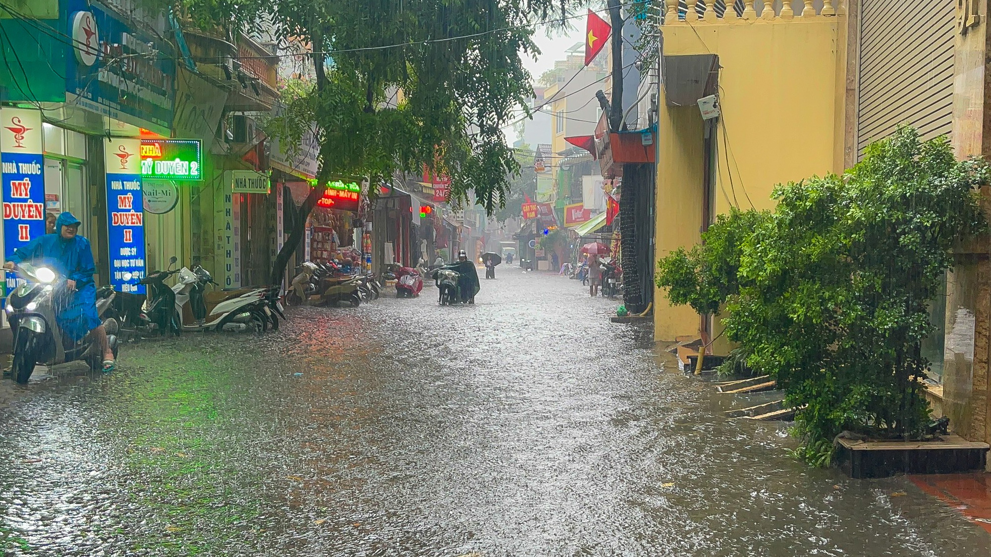Hà Nội đón cơn mưa giải nhiệt bất chợt khiến nhiều tuyến phố ngập sâu - Ảnh 1.