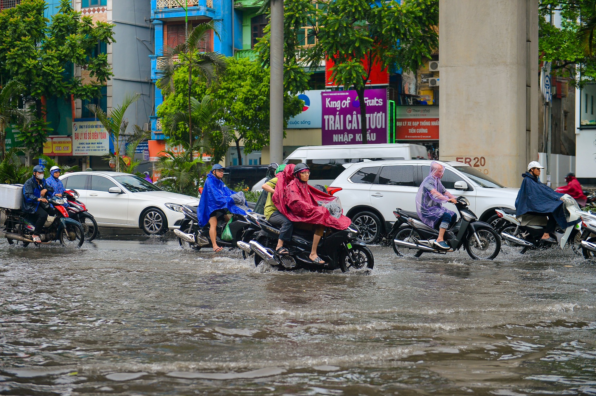 Hà Nội đón cơn mưa giải nhiệt bất chợt khiến nhiều tuyến phố ngập sâu - Ảnh 6.