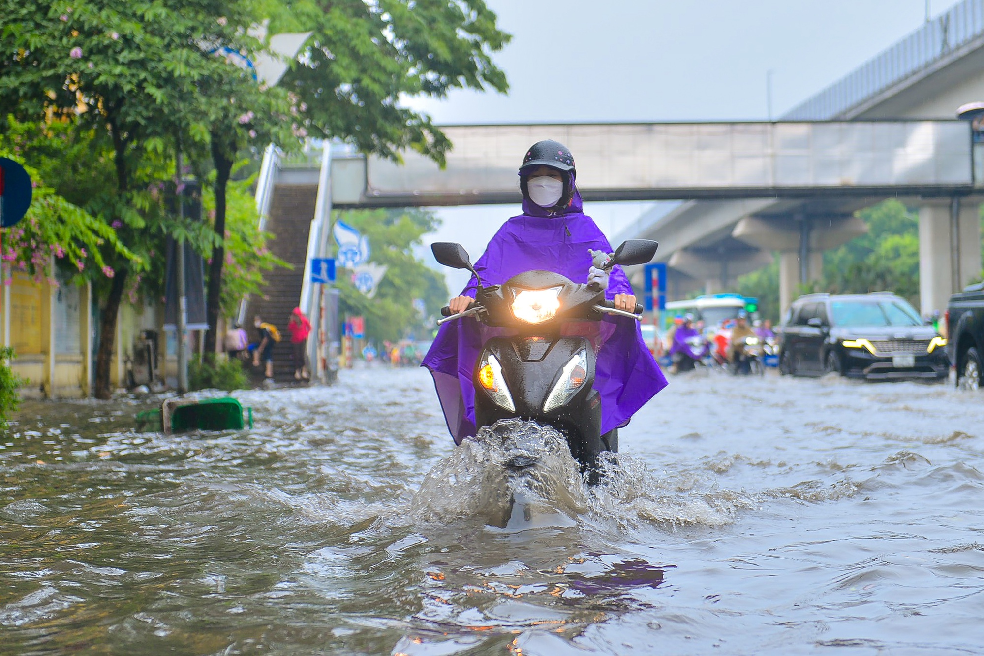 Hà Nội đón cơn mưa giải nhiệt bất chợt khiến nhiều tuyến phố ngập sâu - Ảnh 7.