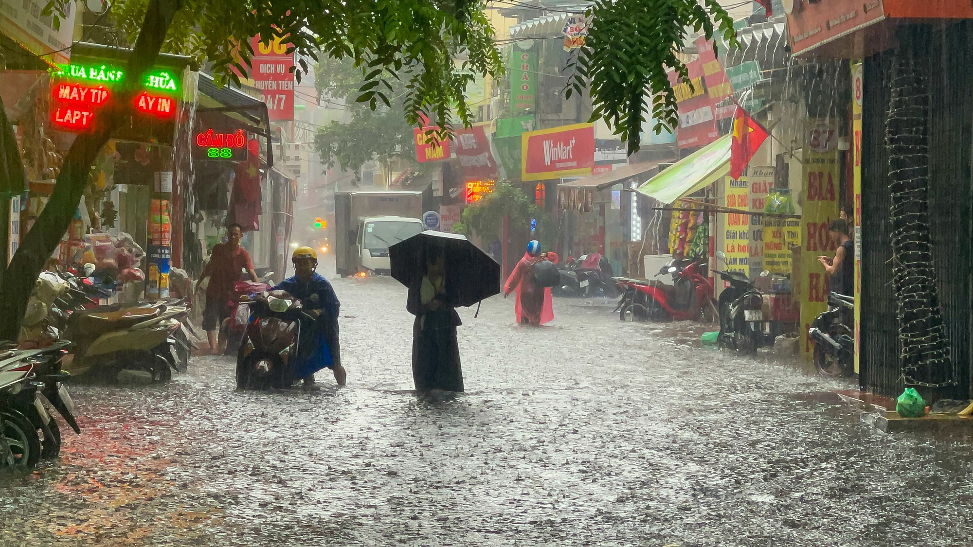 Hà Nội đón cơn mưa giải nhiệt bất chợt khiến nhiều tuyến phố ngập sâu - Ảnh 2.