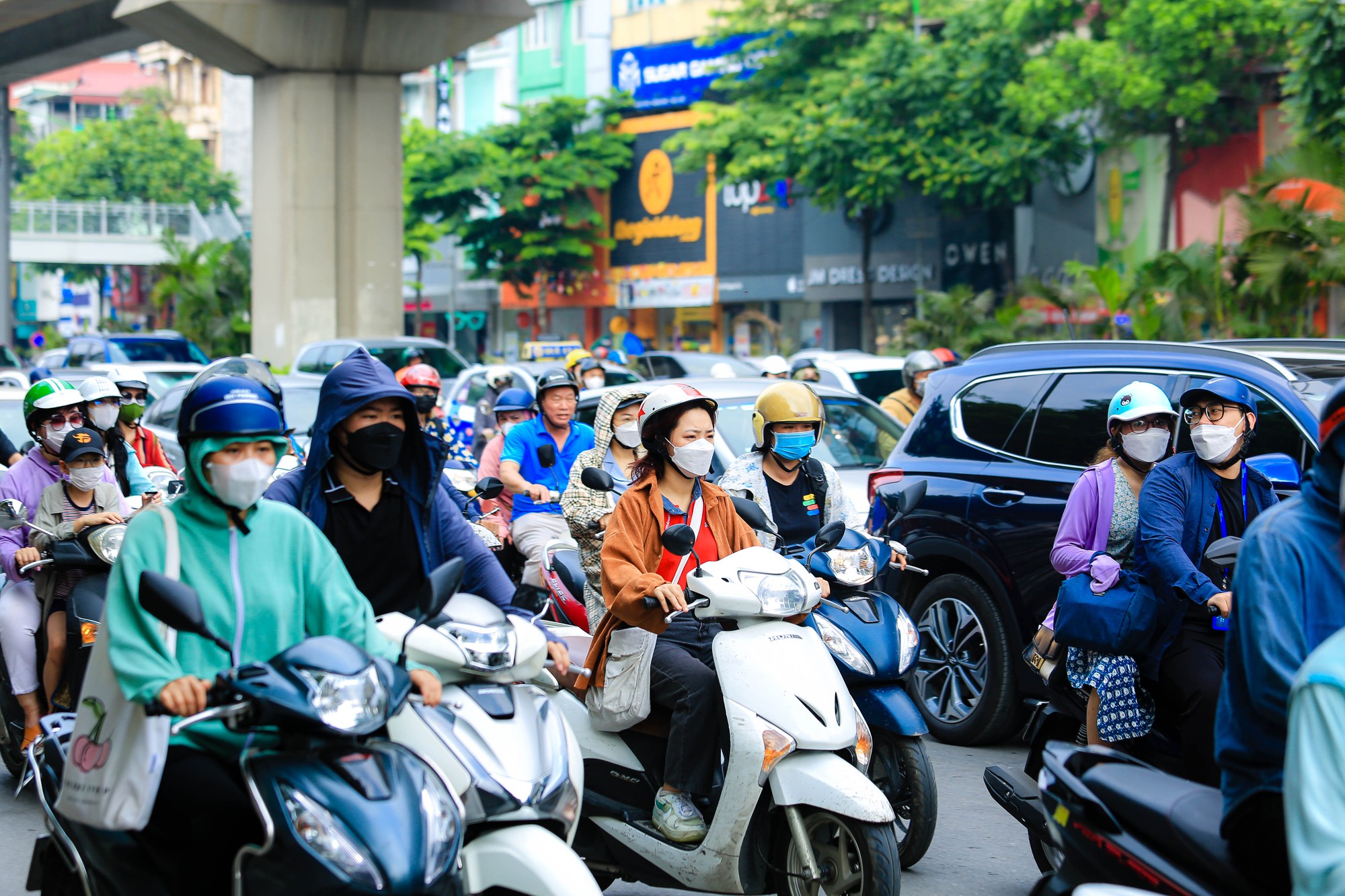 CLIP: Cận cảnh lô cốt khiến giao thông đường Nguyễn Trãi ùn ứ kéo dài giờ cao điểm - Ảnh 6.
