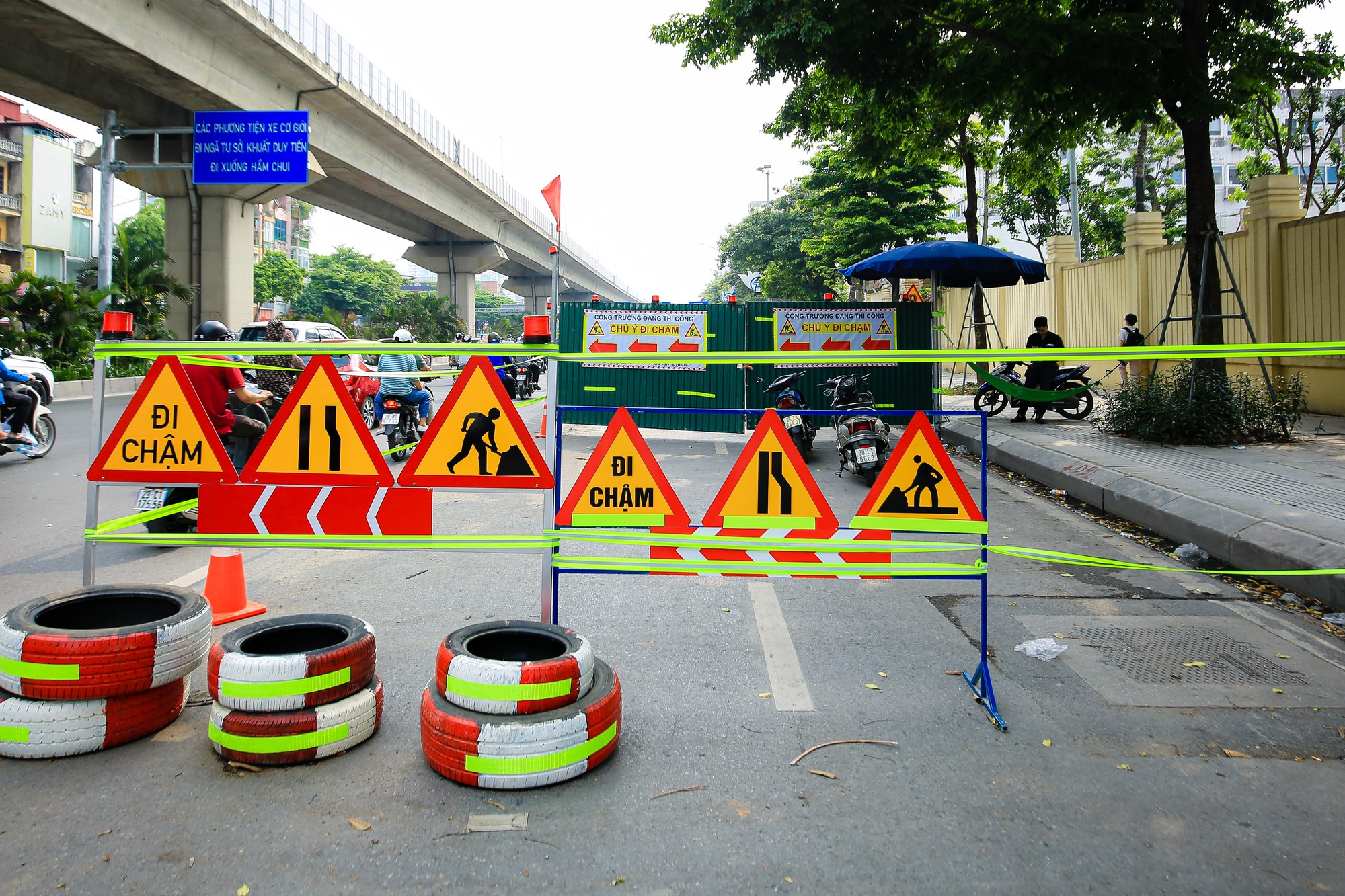 CLIP: Cận cảnh lô cốt khiến giao thông đường Nguyễn Trãi ùn ứ kéo dài giờ cao điểm - Ảnh 9.