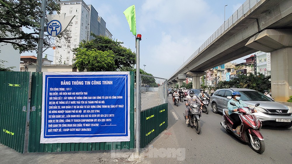 Cận cảnh đường Nguyễn Trãi sáng đầu tuần sau khi đặt 'lô cốt' rộng hàng trăm m2 - Ảnh 1.