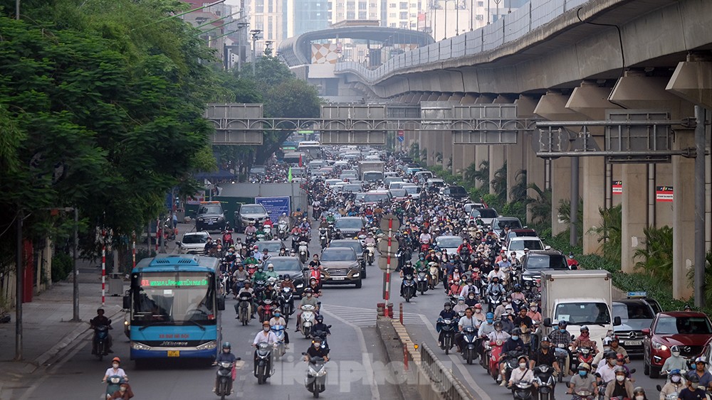 Cận cảnh đường Nguyễn Trãi sáng đầu tuần sau khi đặt 'lô cốt' rộng hàng trăm m2 - Ảnh 2.