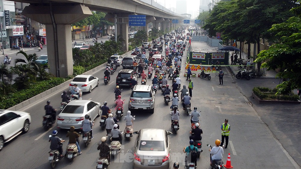 Cận cảnh đường Nguyễn Trãi sáng đầu tuần sau khi đặt 'lô cốt' rộng hàng trăm m2 - Ảnh 3.
