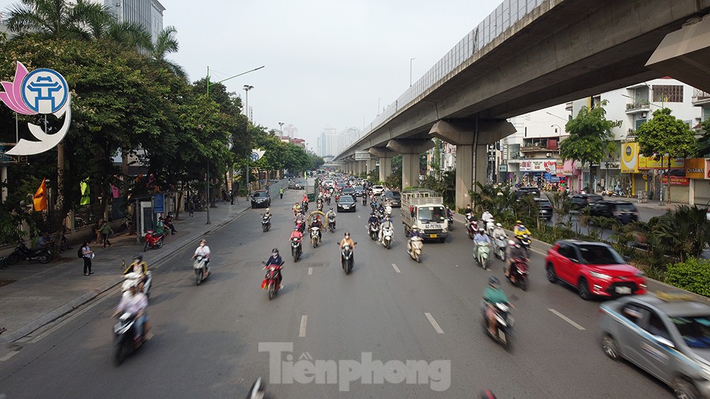 Cận cảnh đường Nguyễn Trãi sáng đầu tuần sau khi đặt 'lô cốt' rộng hàng trăm m2 - Ảnh 6.
