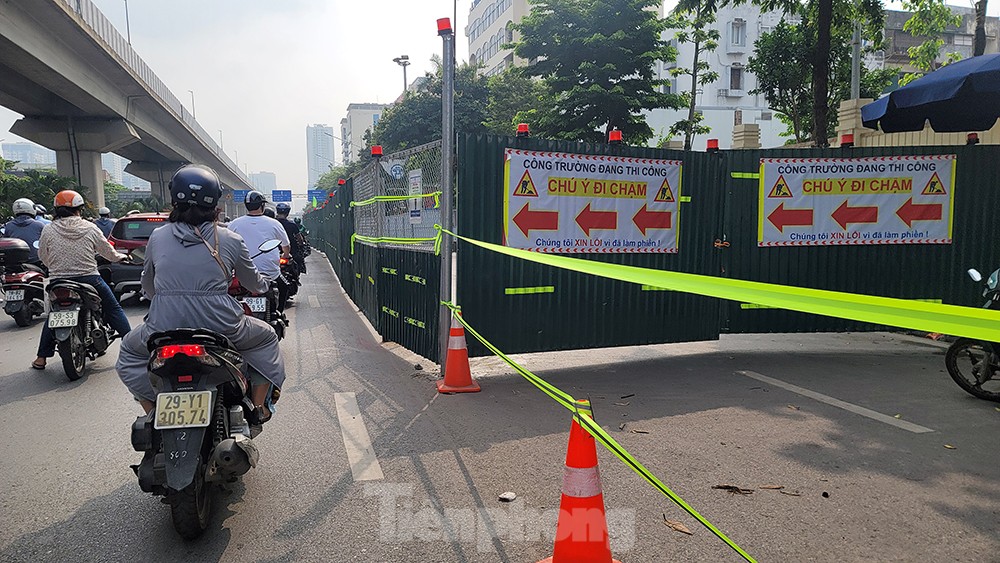 Cận cảnh đường Nguyễn Trãi sáng đầu tuần sau khi đặt 'lô cốt' rộng hàng trăm m2 - Ảnh 7.