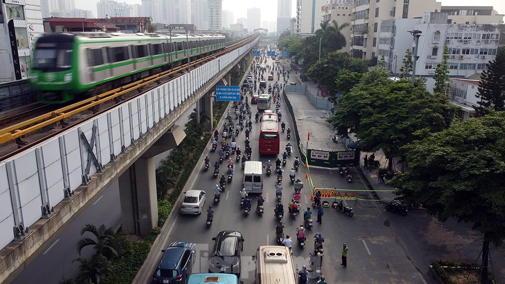 Cận cảnh đường Nguyễn Trãi sáng đầu tuần sau khi đặt 'lô cốt' rộng hàng trăm m2 - Ảnh 8.