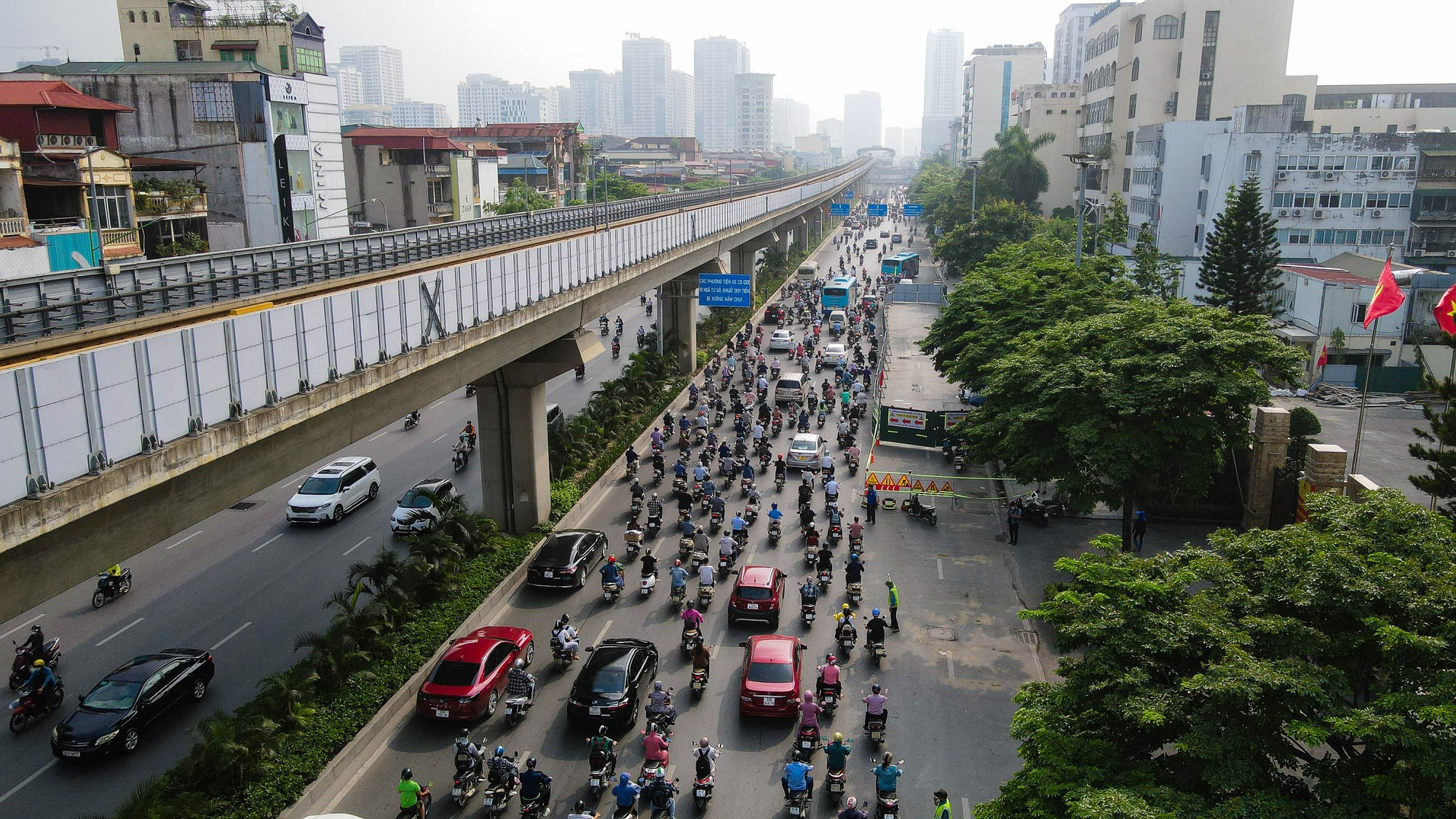 CLIP: Cận cảnh lô cốt khiến giao thông đường Nguyễn Trãi ùn ứ kéo dài giờ cao điểm - Ảnh 13.