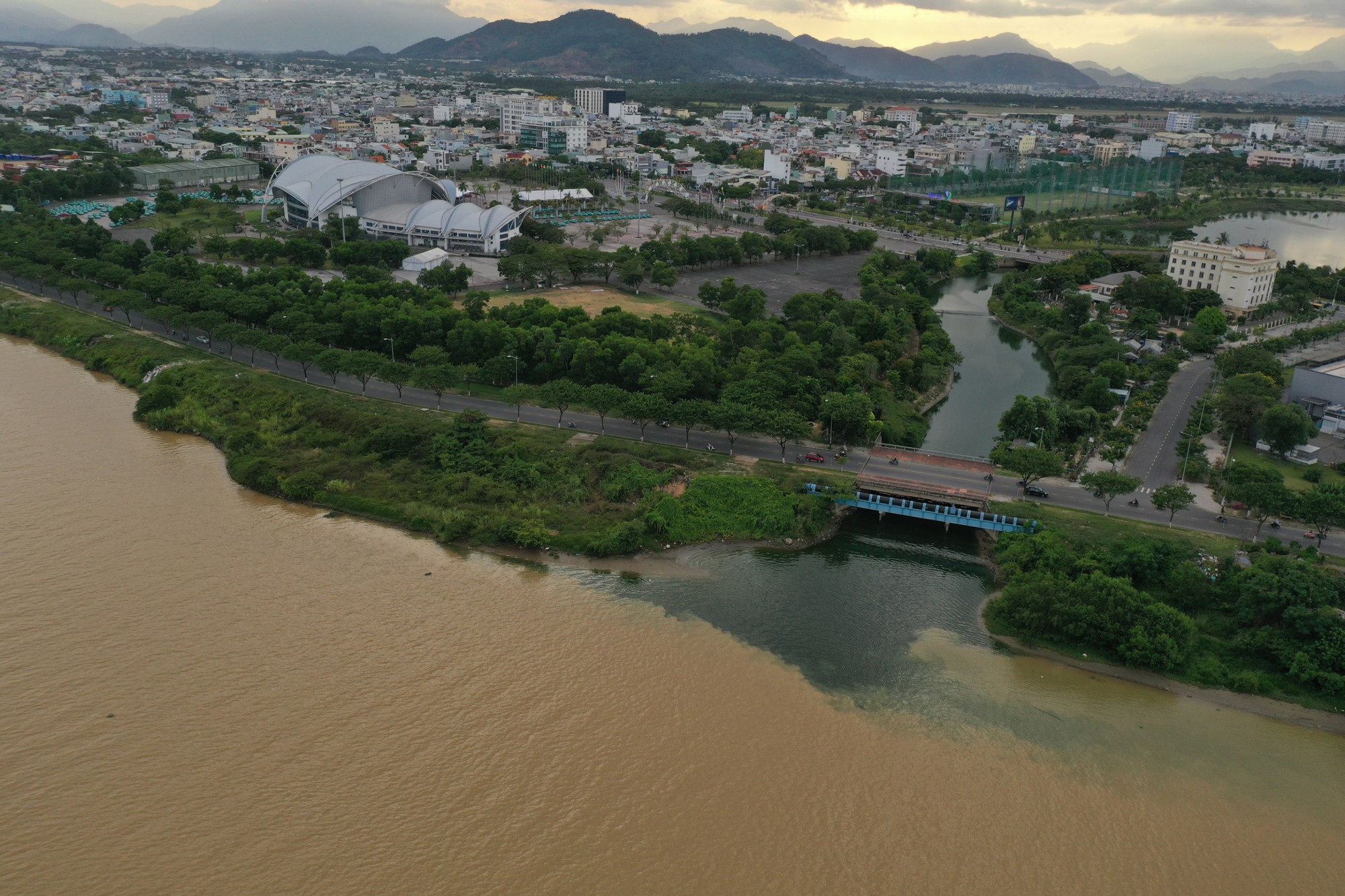 CLIP: Kinh hoàng nước thải đen ngòm đổ ra sông ở Đà Nẵng - Ảnh 13.
