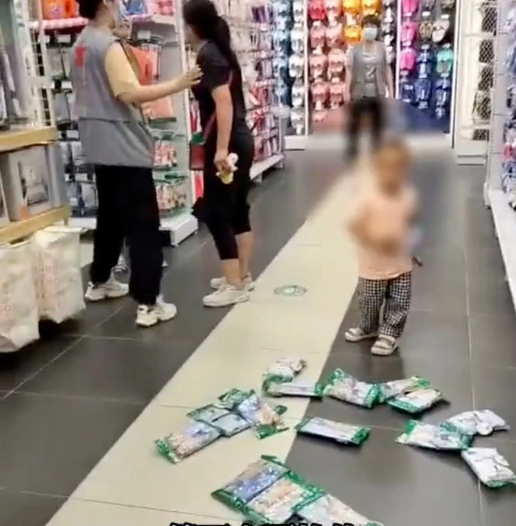 “Cứ để con chị chơi”: Bà mẹ mắng nhiếc nhân viên vì ngăn con mình phá hàng trong siêu thị - Ảnh 1.