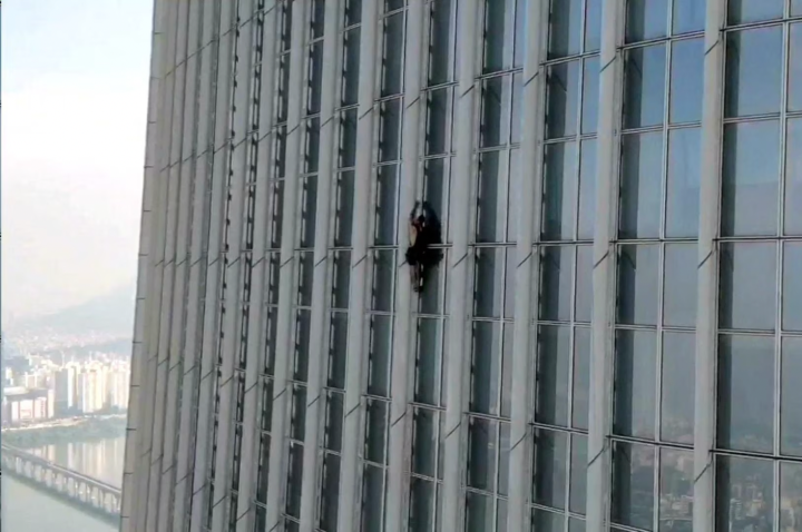 Chàng trai 24 tuổi bị bắt khi leo tòa nhà chọc trời ở Hàn Quốc bằng tay không - Ảnh 1.