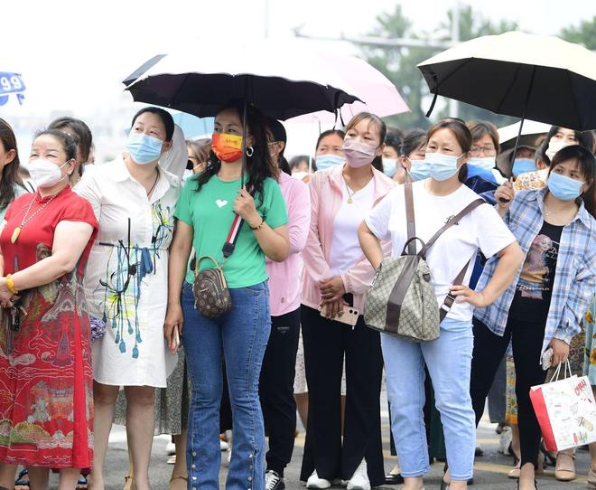 Con vào phòng thi, mẹ đập nát điện thoại và ngồi khóc bên ngoài  - Ảnh 2.