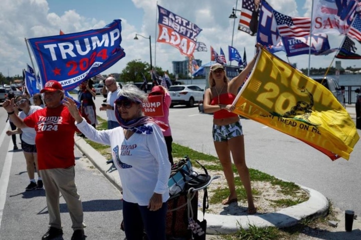 Cựu Tổng thống Donald Trump tới Flordia đối mặt với các tội danh hình sự - Ảnh 4.