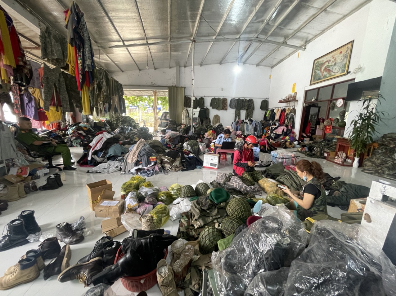 Phát hiện hơn 1.000 bộ quần áo rằn ri nhập lậu ở Kon Tum - Ảnh 1.