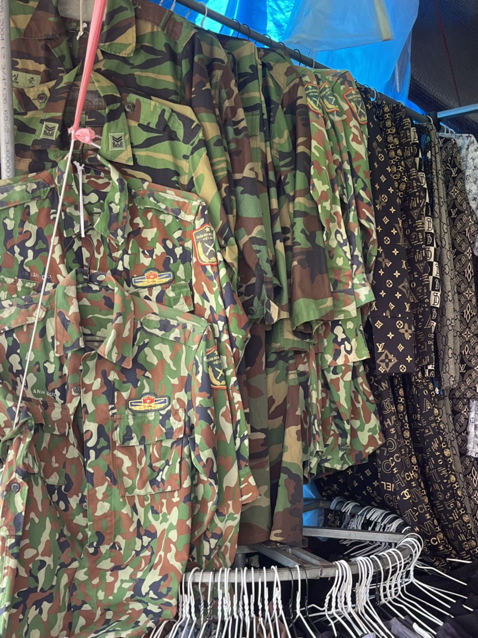 Phát hiện hơn 1.000 bộ quần áo rằn ri nhập lậu ở Kon Tum - Ảnh 4.