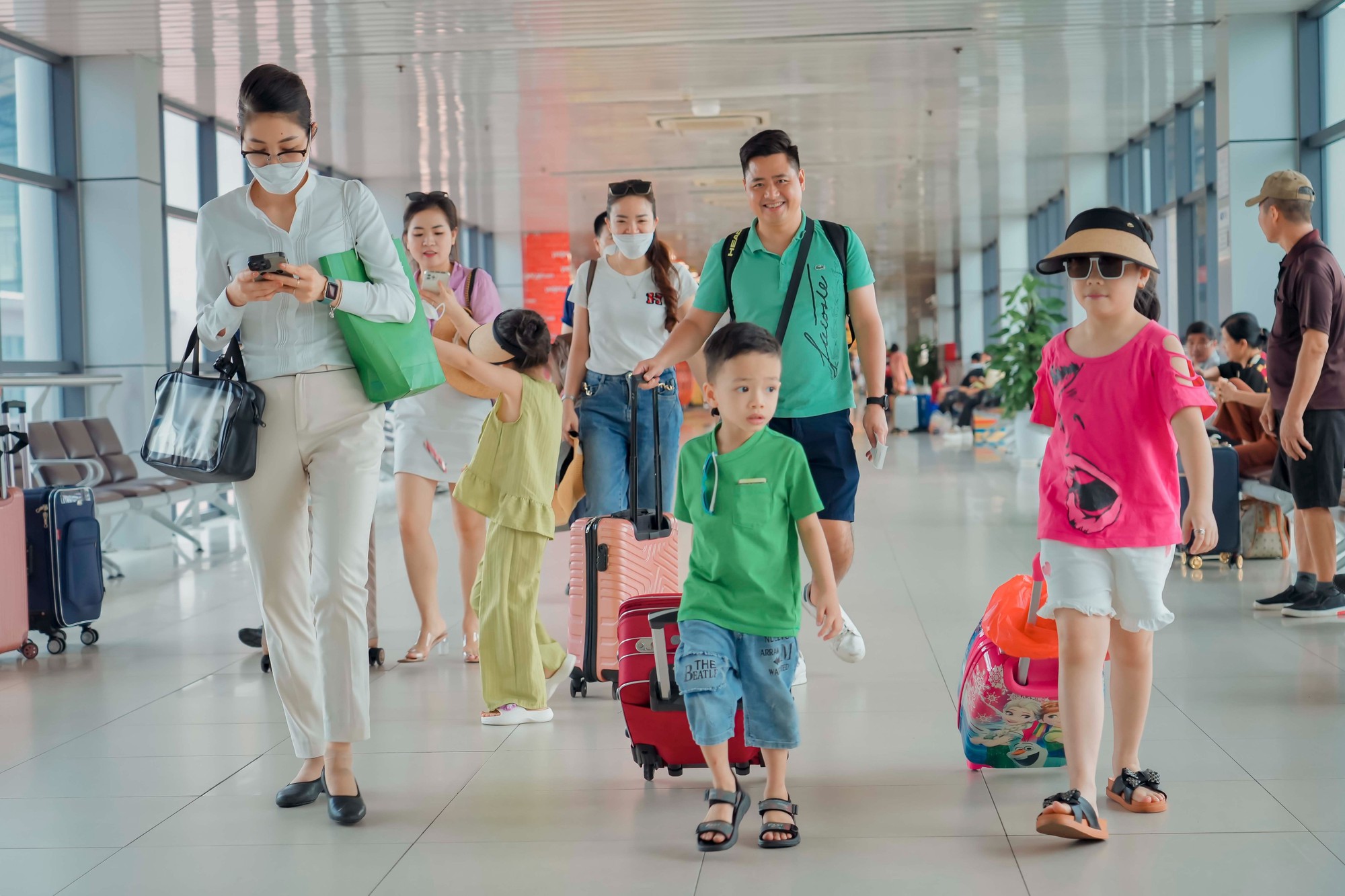 Bất ngờ với lượng khách bay qua Nội Bài những ngày đầu hè - Ảnh 1.