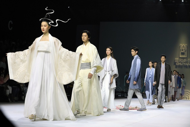 Giải mã sự tuột dốc của ZARA ở Trung Quốc: Thời trang nhanh hết thời, không chịu livestream bán hàng, quần áo nội địa Trung ngày càng xuất sắc - Ảnh 2.